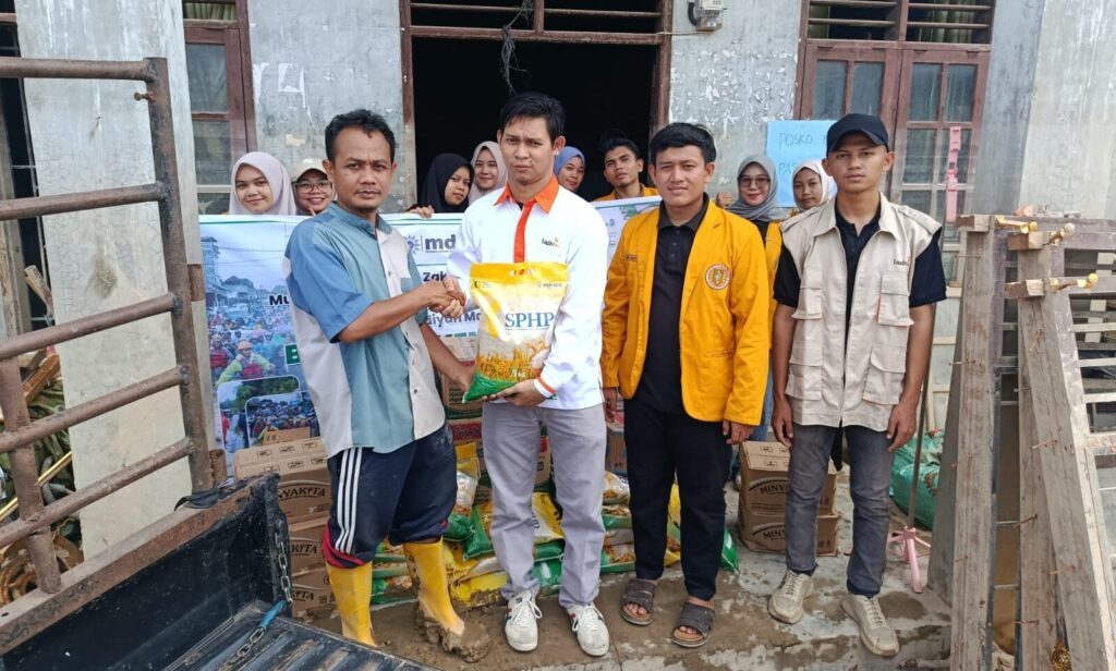 Lazismu Madina dan IPM Madina Bagikan Sembako Untuk Korban Banjir Madina