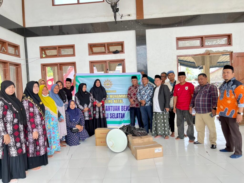 PD Muhammadiyah Madina Bersama Aisyiyah, MDMC, dan Lazismu Salurkan Bantuan Korban Bencana